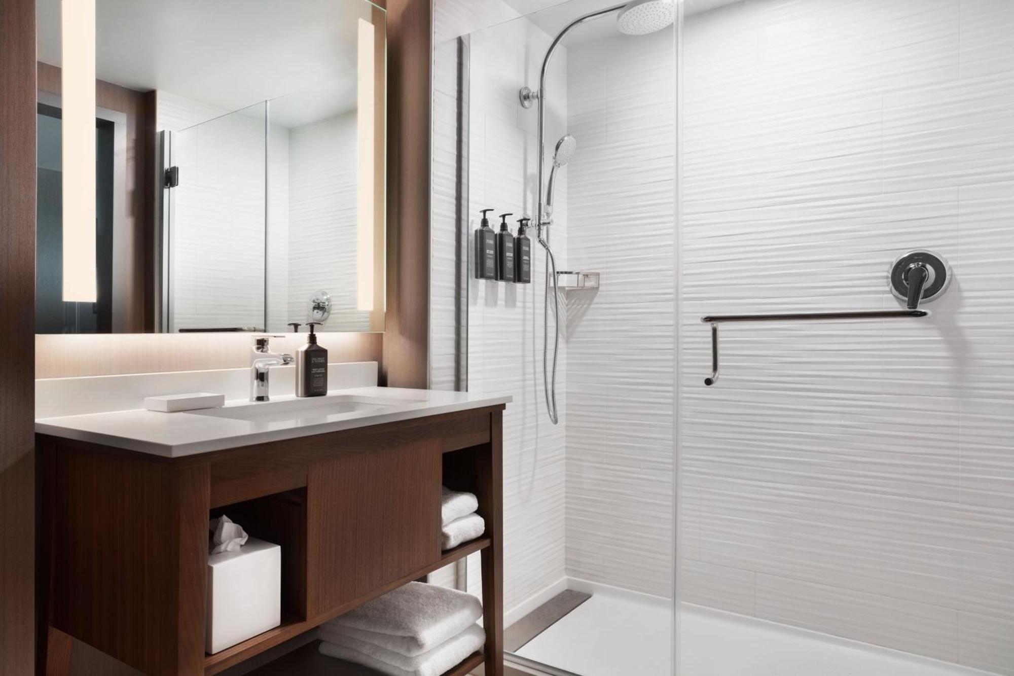 Hotel Delta By Marriott Midwest At The Reed Conference Center